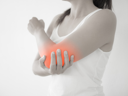 97159029 ciérrese encima de la mujer que tiene dolor en codo herido concepto de salud y dolor en el brazo